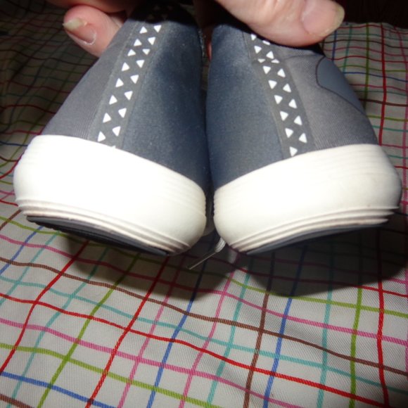 Under Armour Youth Athletic GRAY Running Shoes GIRLS/ BOYS Size US 6Y - Picture 5 of 7